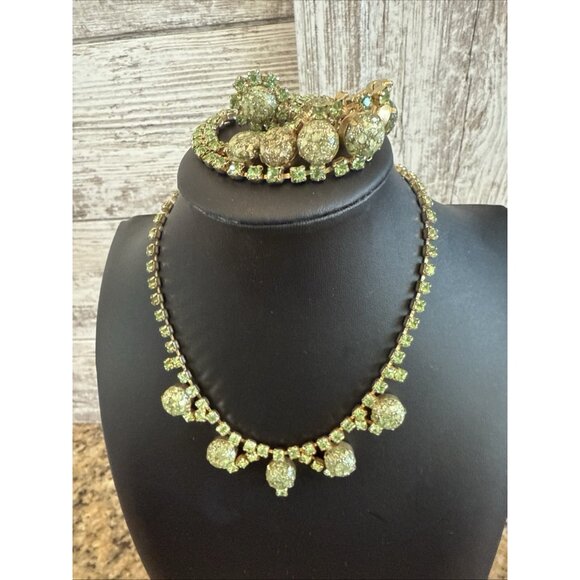 Vintage Gold Tone Green Glass Rhinestone Necklace Bracelet & Clip Earrings - Picture 11 of 12